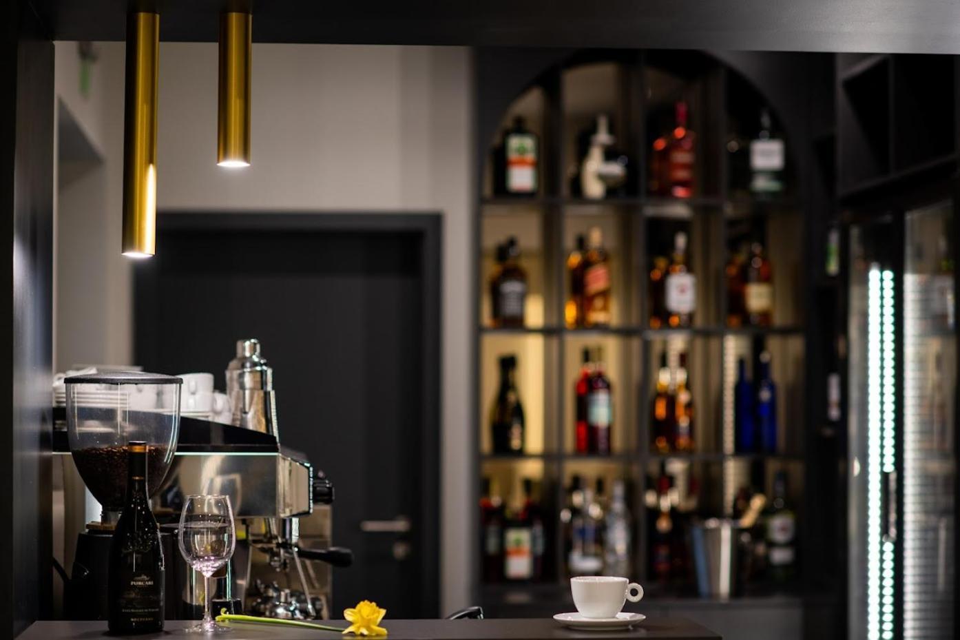 Hotel Epic Centrum Cisnadie Экстерьер фото